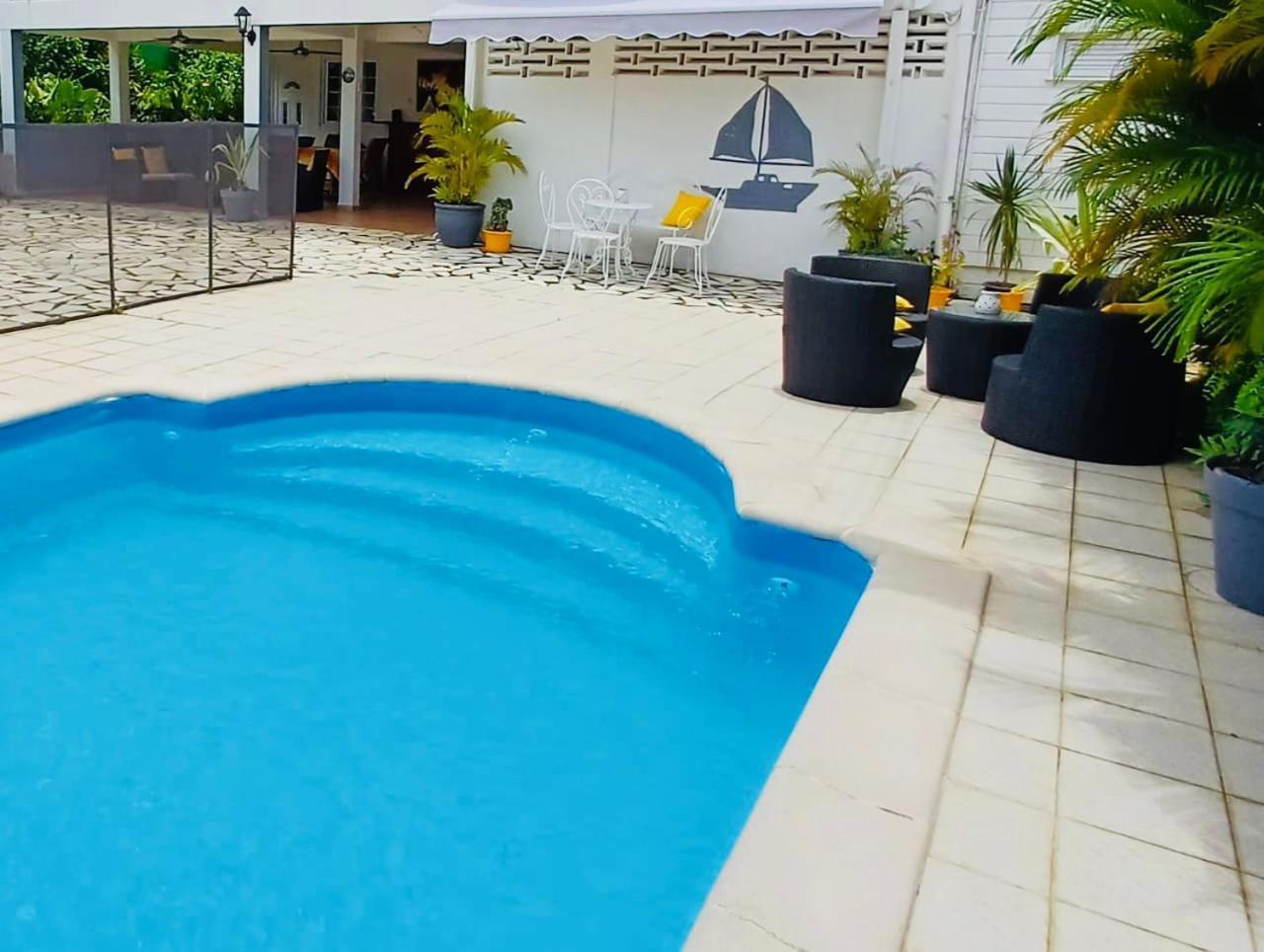 Coquet F2 Climatise Avec Piscine Au Lamentin Le Lamentin Exterior foto
